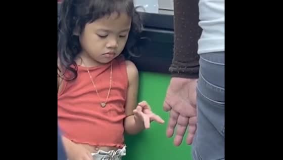 Child counts fingers after seeing person with missing pinky finger