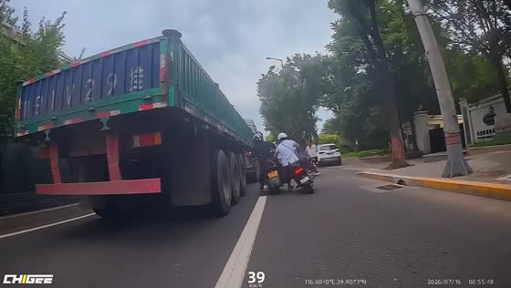 Attempted overtake sends two e-scooter riders crashing in Beijing, China