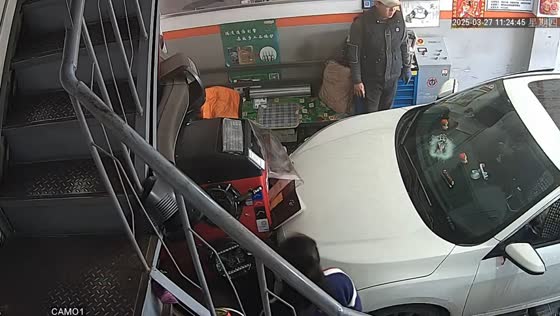 Car crashes into auto-repair shop, narrowly missing worker in Heilongjiang, China