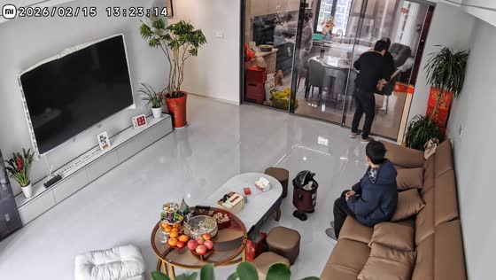 Man bumps into glass door in home mishap in Jiangsu, China
