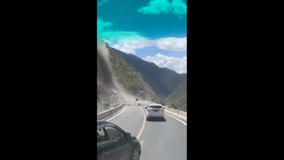 Rockfall blocks road and engulfs vehicles in dust in Yunnan, China