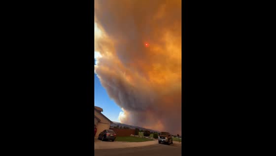 Massive Snyder Fire smoke plume blankets sky in Colorado, USA