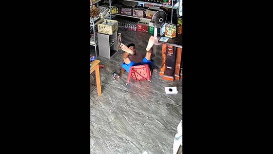 Chair collapse caught on camera in Seogwipo, South Korea