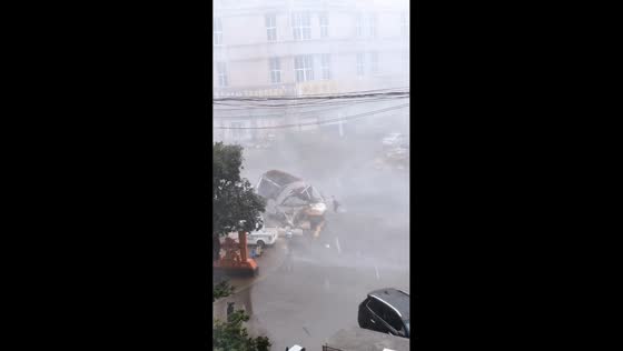 Powerful winds nearly sweep vendors away in Shandong, China