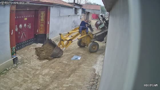 Man nearly falls from compact wheel loader in Shandong, China