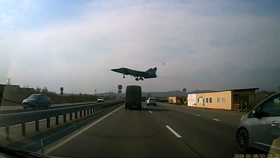Low-flying military fighter startles drivers in Primorye, Russia