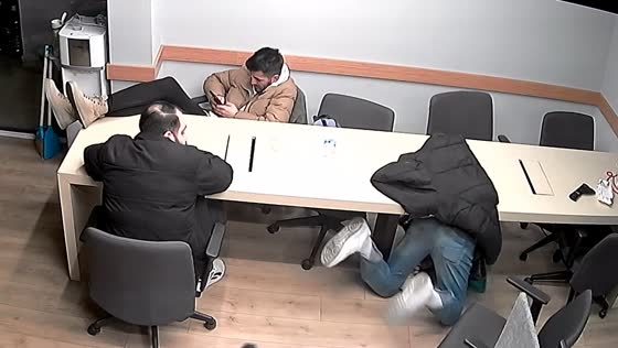 Person falls off chair while sleeping in İstanbul, Türkiye