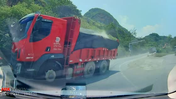 Truck tips onto two wheels while avoiding collision at intersection in Guangxi, China