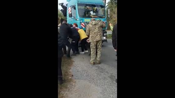 Ukrainian police officers forcefully recruit soldiers