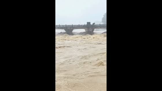 Powerful floodwater nearly reaches bridge deck in Fujian, China