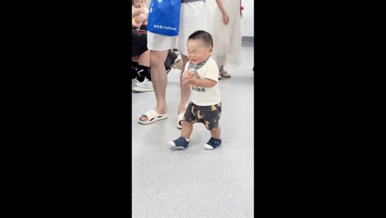 Playful toddler’s curious touch sparks laughter in Guangdong, China