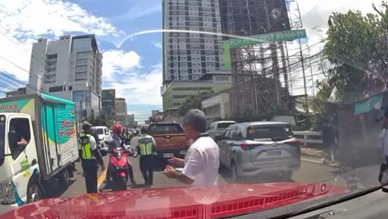 Man with Samurai sword and driver clash in Manila over vehicle damage