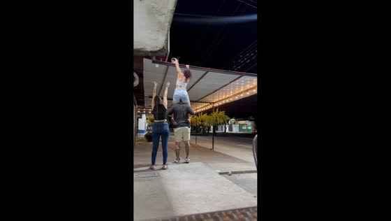 Couple rescues kitten from rooftop in Saravena, Arauca, Colombia