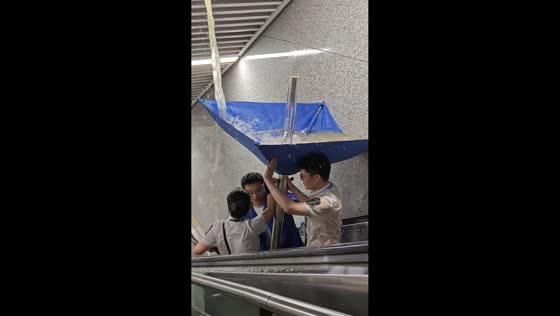Subway escalator leak during rainstorm in Sichuan, China