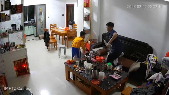 Father performs Heimlich maneuver to save choking boy in Guangdong, China