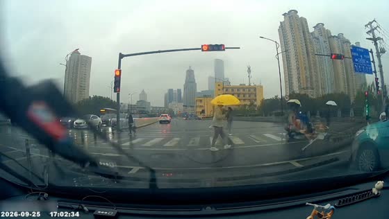 E-bike rider crashes into car after crossing intersection in Jiangsu, China
