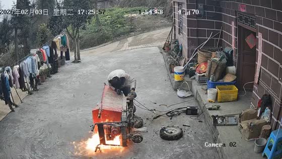 Man narrowly avoids fire while welding cart in Guizhou, China