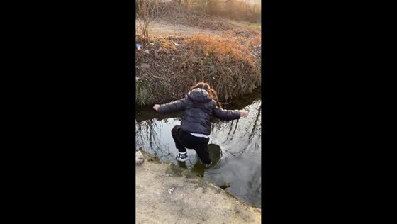 Girl tumbles into shallow lake while playing in Hubei, China