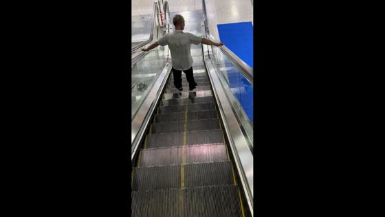 Elderly man shows impressive strength on escalator in Chongqing, China
