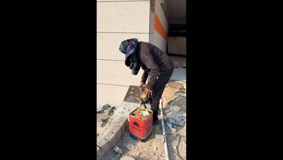Worker injured after losing grip on rotary hammer drill at construction site in Fujian, China