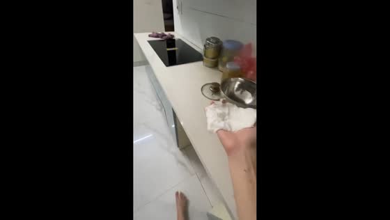 Man uses wet tissue to catch cockroach in Guangdong, China