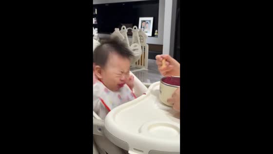 Child reacts adorably to sour blueberries in Jilin, China