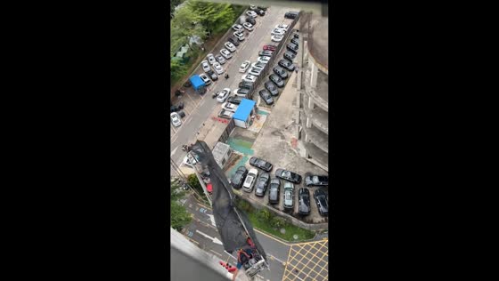 Suspended construction platform swings violently beside skyscraper in Guangdong, China