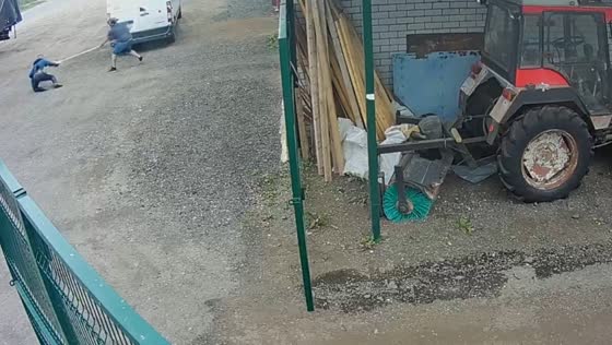 Skillful possession of a net helped the man cope with an armed robber in Novgorod, Russia