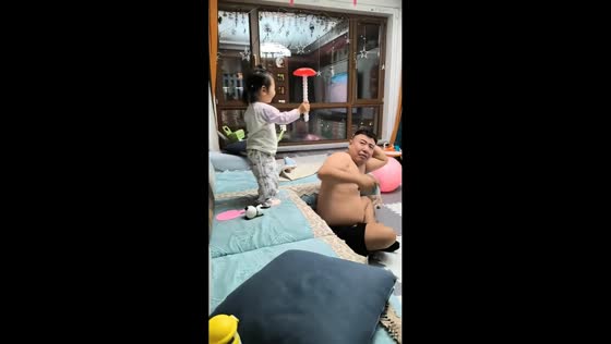 Little girl tests dad’s patience with toy hammer in Heilongjiang, China