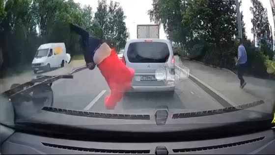 Pedestrian collision in Novosibirsk: heroic first aid after impact and controversial driver reaction