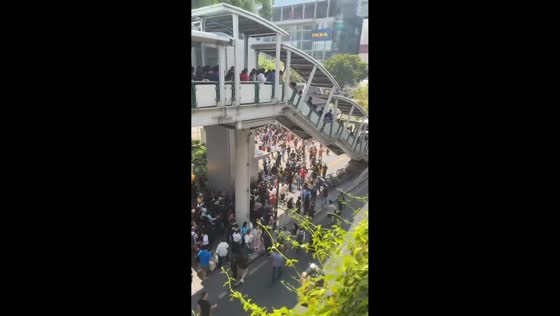 Shoppers evacuate mall during 7.7 earthquake in Bangkok, Thailand