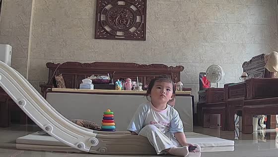 Siblings startled by sudden loud sound while watching video in Guangdong, China