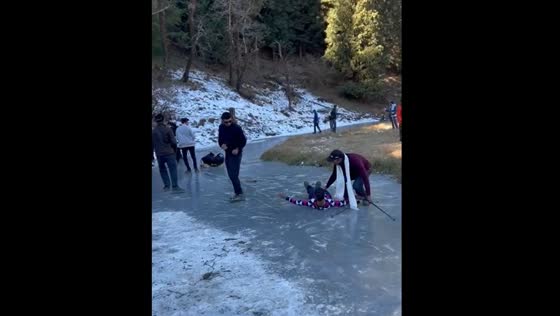 Lady slips on frozen water in Kedarkantha, Uttarakhand