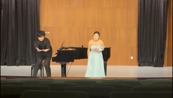 Pianist’s glasses slip during stage bow in Yunnan, China