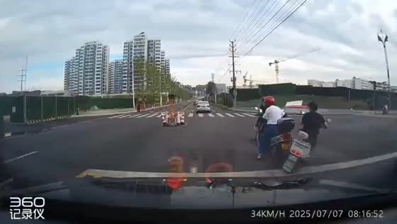 Scooter collides with stopped scooters at U-turn in Sichuan, China