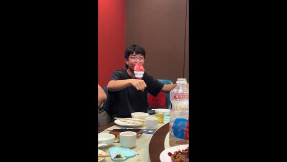 Man imitates motorcycle sounds using soda can in Tianjin, China