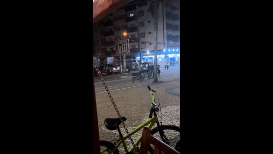 Strong gust of wind causes bicycle crash in São Paulo, Brazil