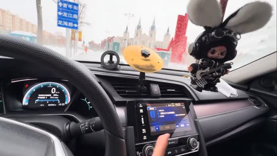 Fascinating mini drum performance inside a car in Heilongjiang, China