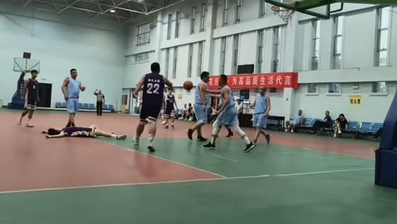 Basketball player knocked down after collision in Shanxi, China