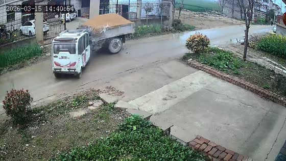 Small vehicle collides with truck in Zhenjiang, China