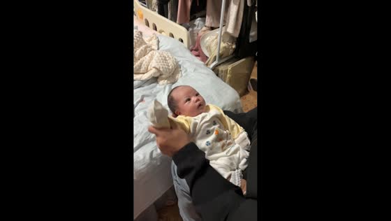 Baby mimics salute for the first time in Guizhou, China