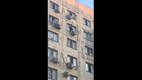 Dramatic rescue: quick response saves little girl on ledge of 9th floor in Kaspiysk