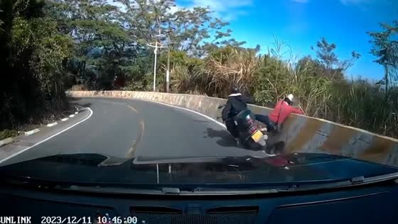 Dash cam captures motorbike crash in Guangdong, China