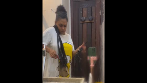 Hair iron sparks during split ends grooming mishap in Vitória, Espírito Santo, Brazil