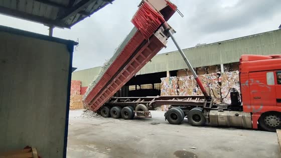 Truck tips over while unloading heavy cargo in Zhejiang, China