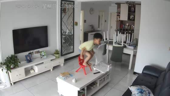 Boy’s playful jump ends in a fall in Hebei, China
