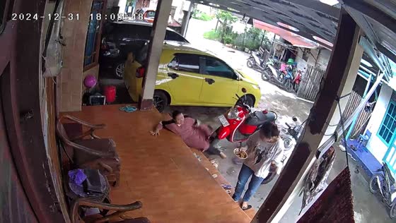Woman accidentally slips and laughs off fall in Banjarmasin, Indonesia