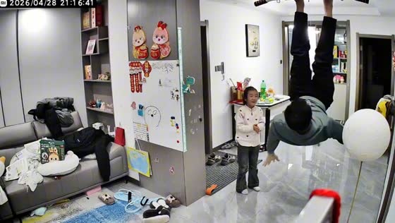 Man falls while attempting hanging exercise in Jiangsu, China