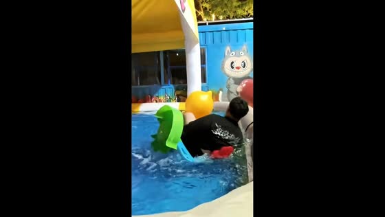 Hand-crank paddle boat tips over in inflatable pool in Ningxia, China
