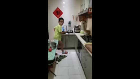 Boy caught singing while washing pans in Anhui, China